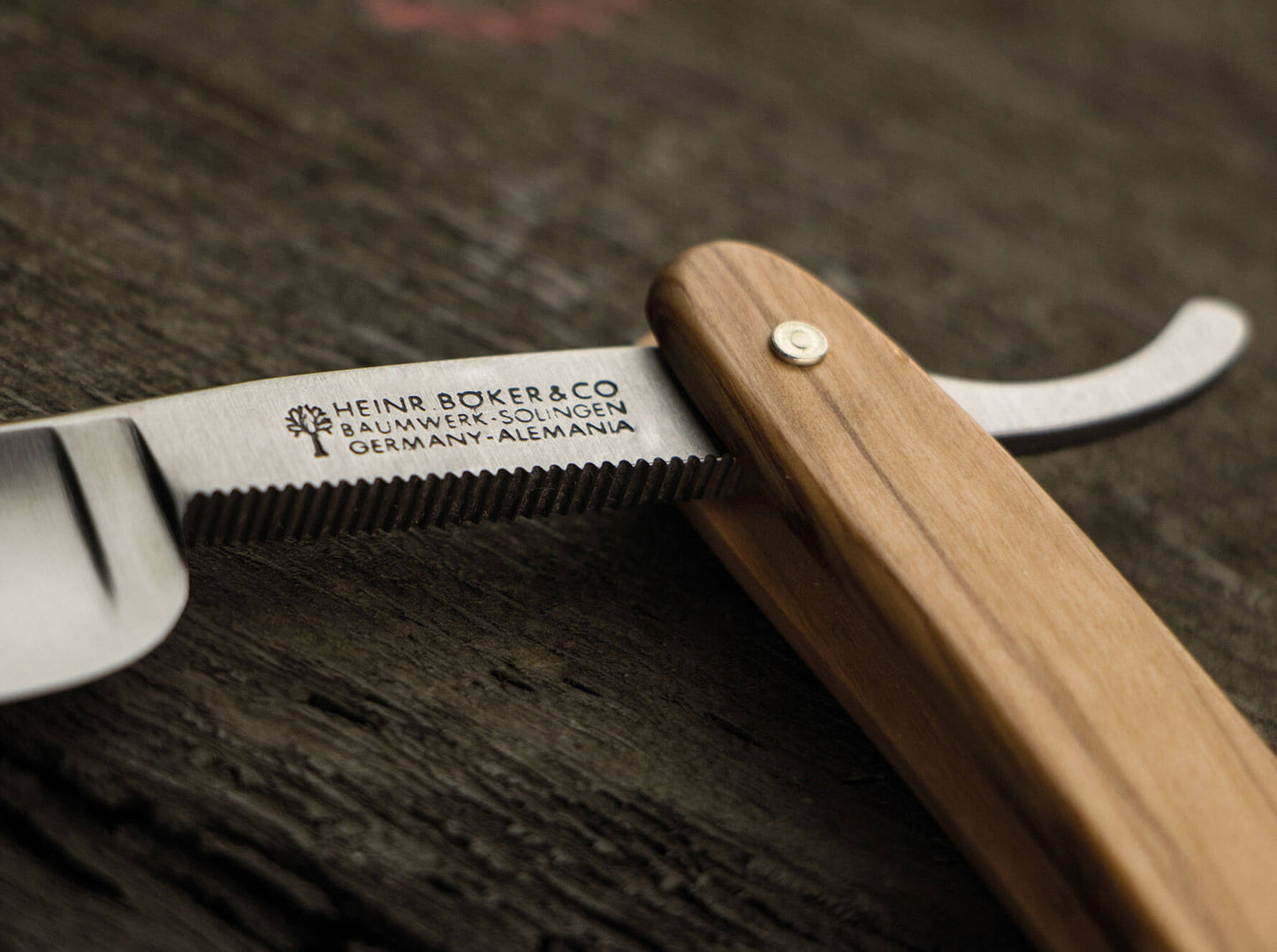 Boker 140327 Razor Celebrated Blade Etching with Olive Wood Handle
